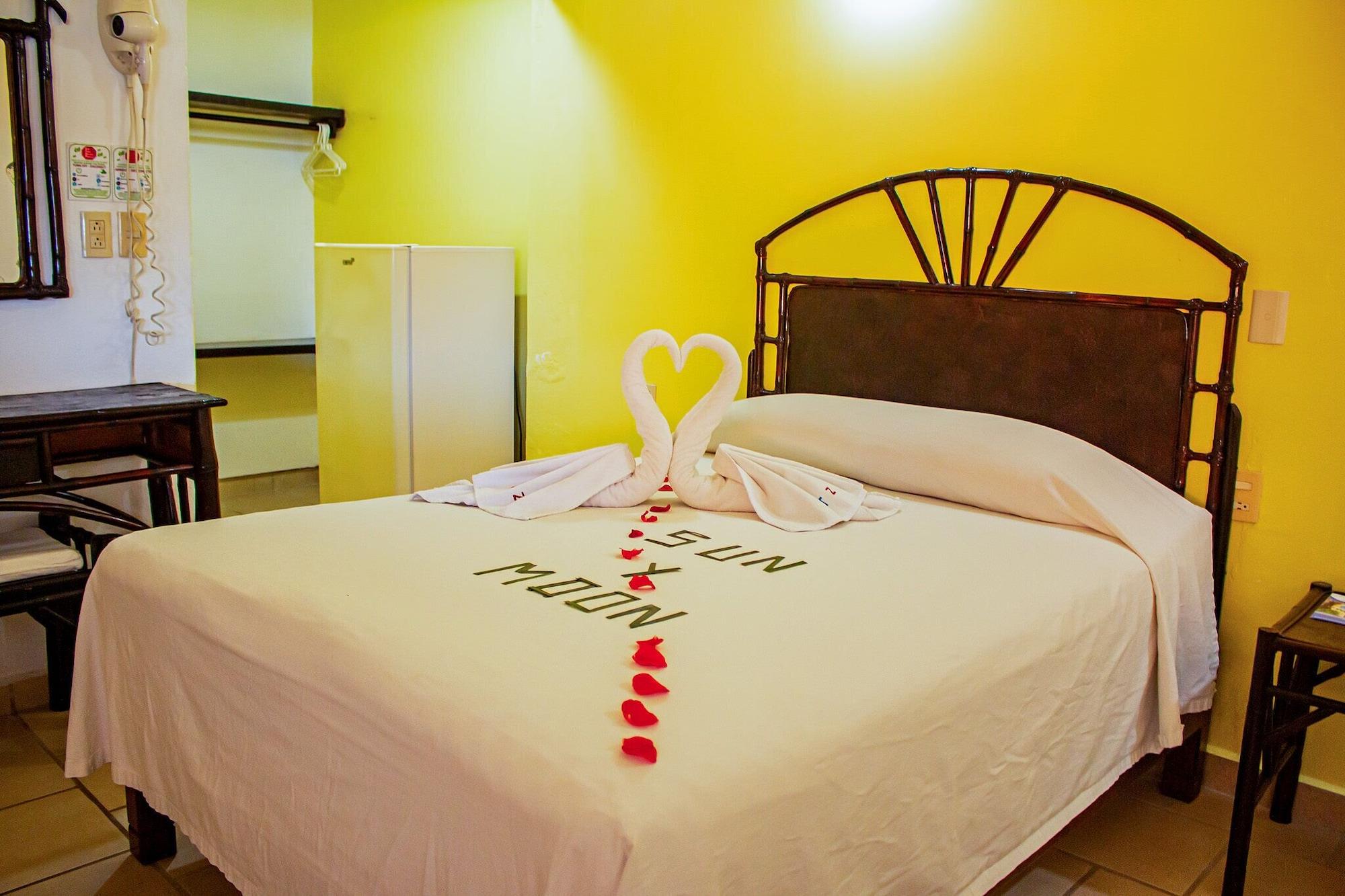 Hotel Casa Sun And Moon Zihuatanejo Exterior photo